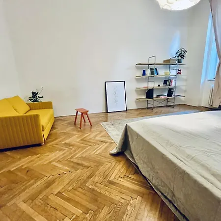 Two Bedroom Centre Pet Friendly With Parking