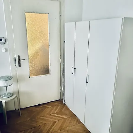 Two Bedroom Centre Pet Friendly With Parking *