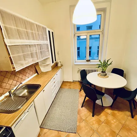 Two Bedroom Centre Pet Friendly With Parking Apartman