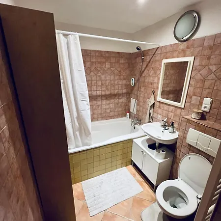 Two Bedroom Centre Pet Friendly With Parking Apartman